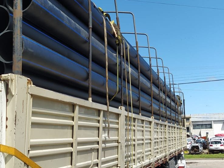 Tuberías PEAD de gran diámetro cargadas para despacho a obra